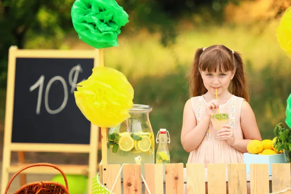 可爱的小女孩在公园里卖柠檬水 — 图库照片