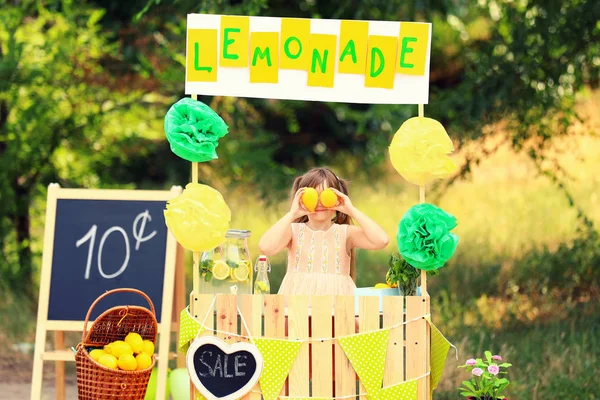 Menina bonito vendendo limonada no parque — Fotografia de Stock