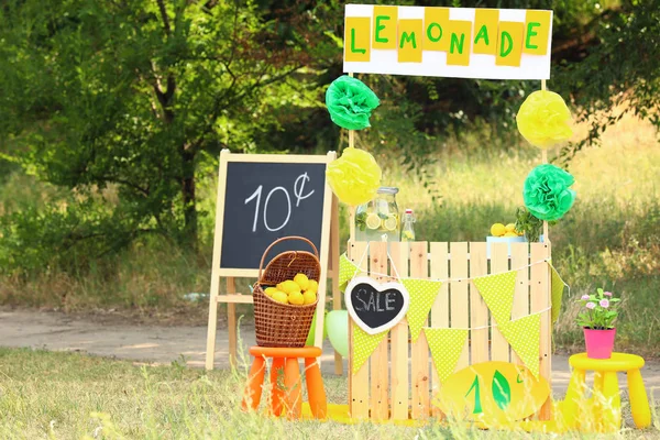 Estande de limonada no parque verde — Fotografia de Stock
