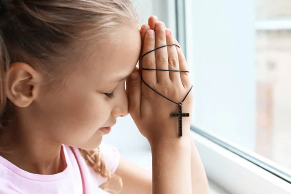 在窗户附近祈祷小女孩 — 图库照片