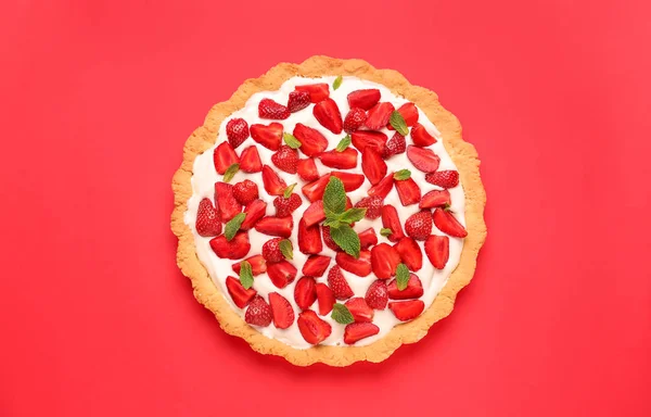 Gâteau aux fraises savoureux sur fond de couleur — Photo