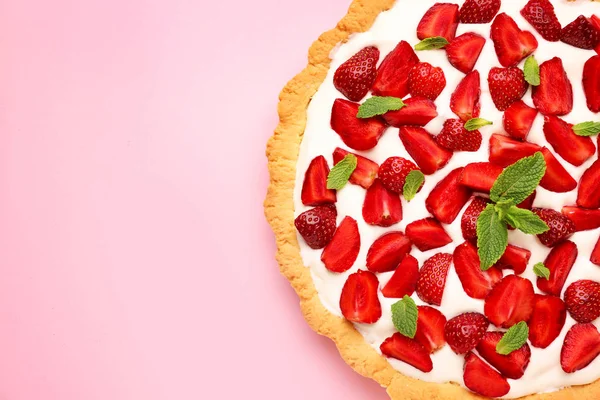 Renkli arka planda lezzetli çilekli kek