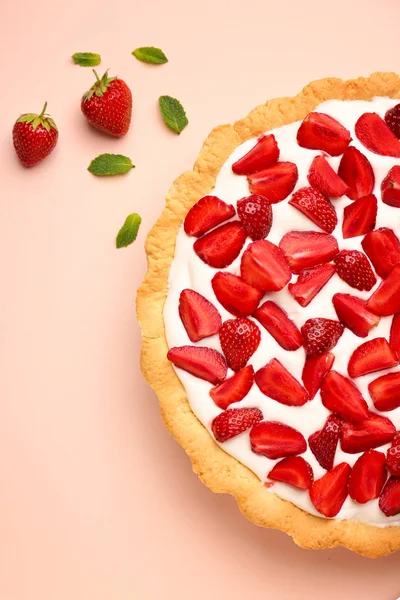 Tasty strawberry cake on color background — Stock Photo, Image