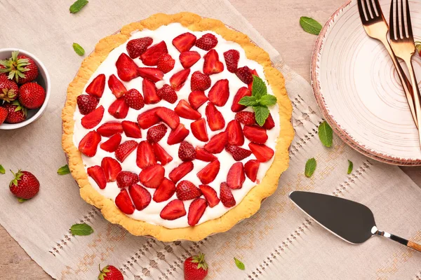 Tasty strawberry cake on table — Stock Photo, Image