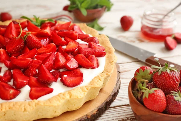 Sabroso pastel de fresa en mesa de madera blanca — Foto de Stock