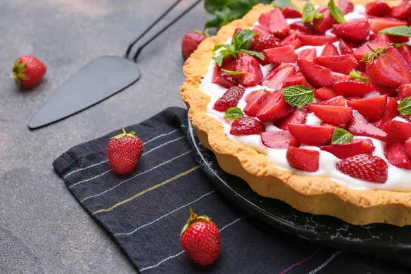 Bolo de morango saboroso na mesa cinza — Fotografia de Stock