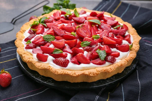테이블에 맛있는 딸기 케이크 — 스톡 사진