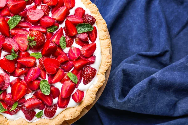 Sabroso pastel de fresa en la mesa — Foto de Stock