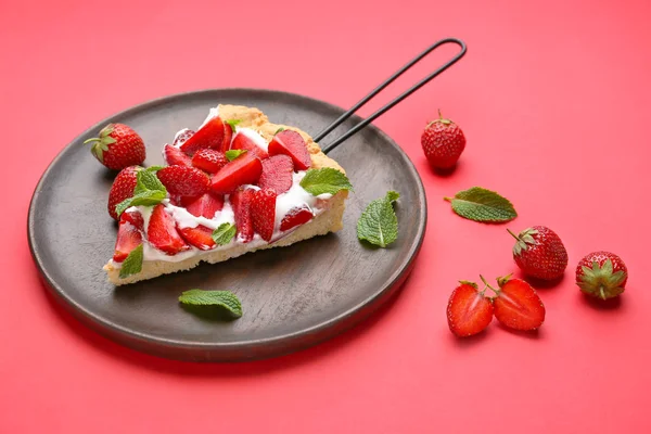Teller mit Stück leckerem Erdbeerkuchen auf farbigem Hintergrund — Stockfoto