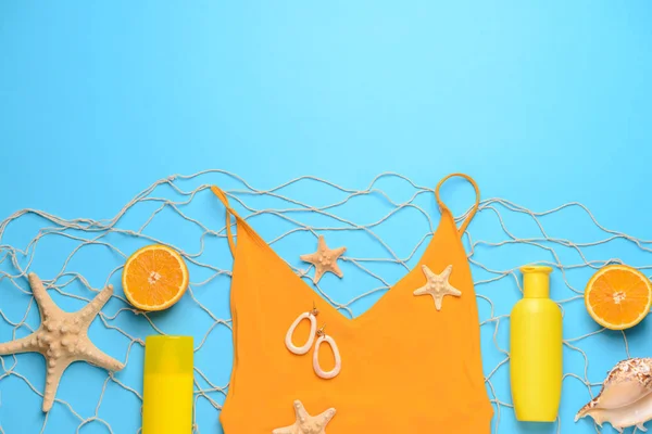 Composition with beach accessories on color background — Stock Photo, Image