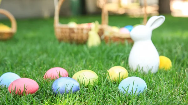 Ovos de Páscoa coloridos na grama ao ar livre — Fotografia de Stock