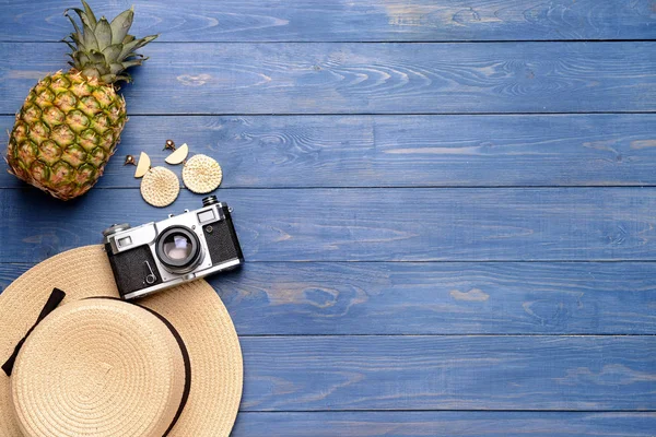 Sombrero, cámara fotográfica y piña sobre fondo de madera —  Fotos de Stock