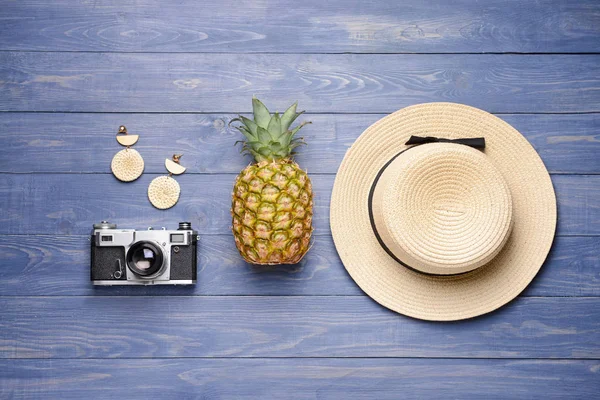 Sombrero, cámara fotográfica y piña sobre fondo de madera —  Fotos de Stock