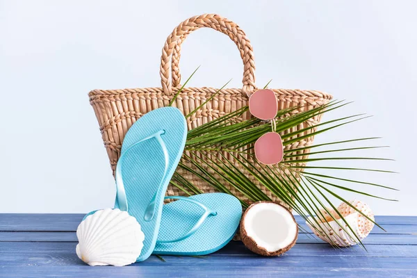 Bolsa de playa y accesorios en la mesa contra el fondo de color —  Fotos de Stock