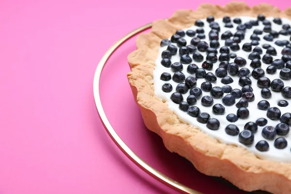 Sabroso pastel de arándano sobre fondo de color, primer plano — Foto de Stock