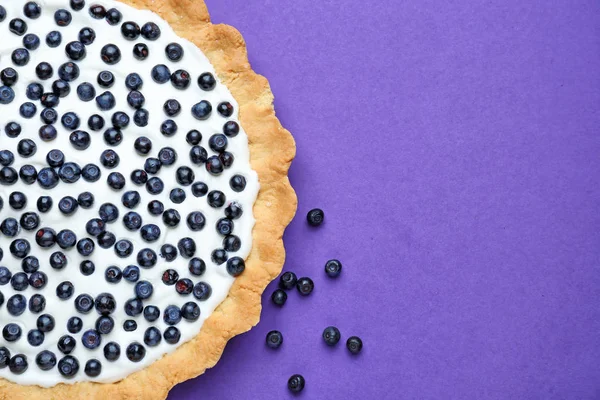 Tarte aux myrtilles savoureuse sur fond de couleur — Photo