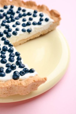 Renkli arka planda lezzetli böğürtlenli börek ile tabak, closeup