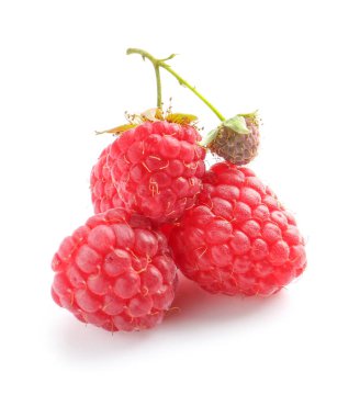 beyaz arkaplanda olgun ahududu