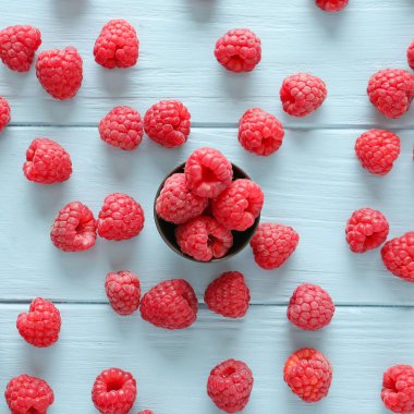 Ahşap arka plan üzerinde olgun ahududu ile Bowl