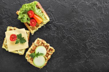 Koyu arka planda lezzetli kabak waffle