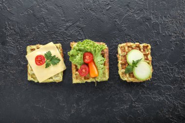 Koyu arka planda lezzetli kabak waffle