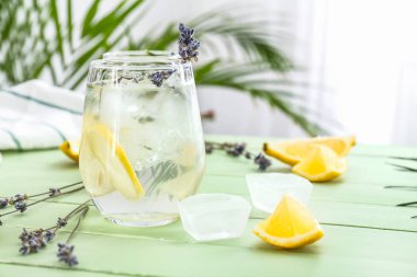 Ahşap masada lavanta limonata ile Cam