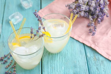 Ahşap masa üzerinde lavanta limonata ile Gözlük