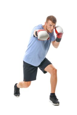 Beyaz arka planda güçlü erkek boksör
