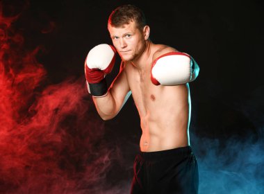 Koyu arka plan üzerinde güçlü erkek boksör