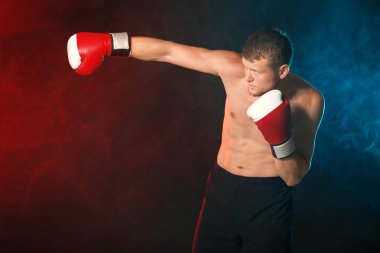 Koyu arka plan üzerinde güçlü erkek boksör