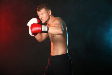 Koyu arka plan üzerinde güçlü erkek boksör