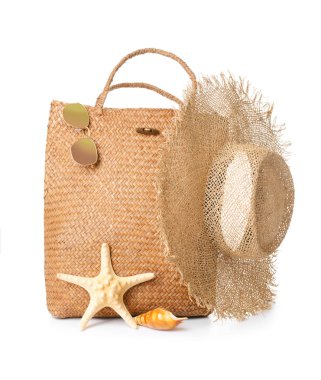 Beyaz arka planda plaj çantası ve şapka