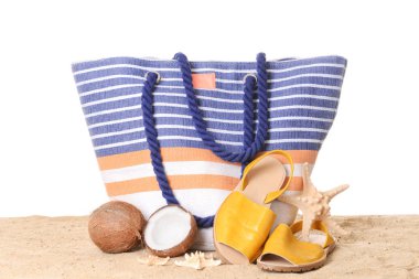 Plaj çantası ve beyaz arka plan karşı kum aksesuarları