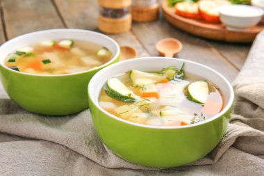 Masada lezzetli çorba kaseleri