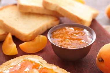 Gemide lezzetli kayısı reçeli ve ekmek dilimleri Kase, closeup