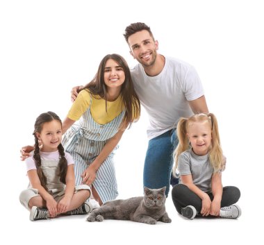 Beyaz arka plan üzerinde sevimli kedi ile mutlu aile