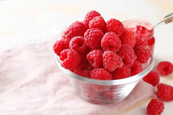 Bowl with ripe raspberry on table — Stock Photo, Image