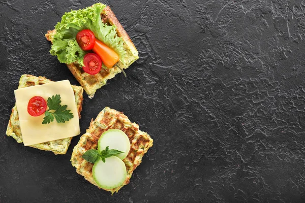 Koyu arka planda lezzetli kabak waffle