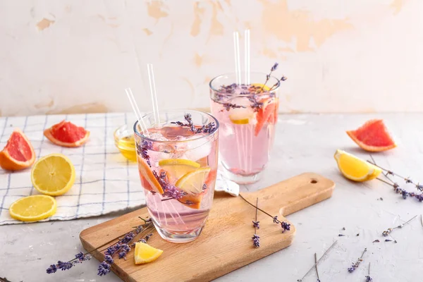 Gafas con limonada de lavanda en la mesa —  Fotos de Stock