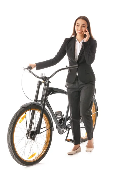 Joven empresaria con bicicleta hablando por teléfono sobre fondo blanco —  Fotos de Stock
