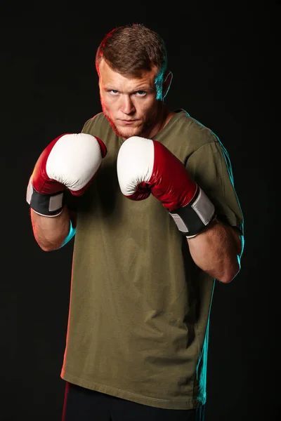 Boxeador masculino fuerte sobre fondo oscuro — Foto de Stock