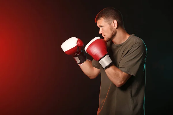 Forte boxeador masculino no fundo escuro — Fotografia de Stock