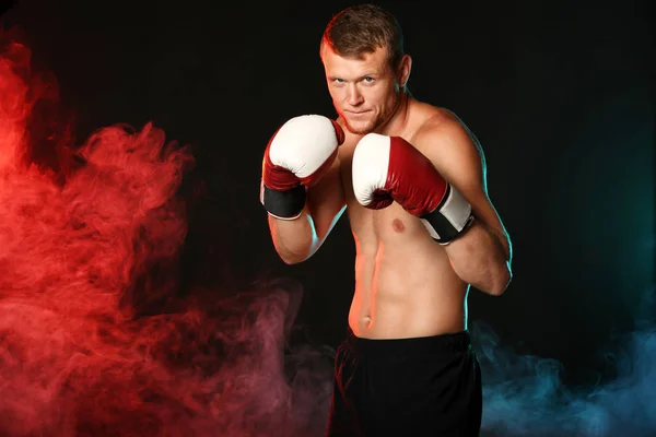 Boxeador masculino fuerte sobre fondo oscuro — Foto de Stock