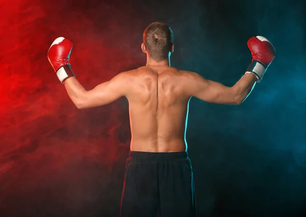 暗い背景に強い男性ボクサー — ストック写真