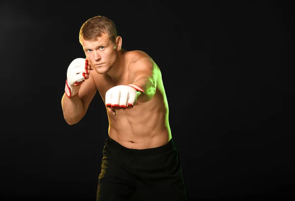 Boxeador masculino fuerte sobre fondo oscuro — Foto de Stock