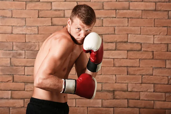 Boxeador masculino fuerte contra la pared de ladrillo — Foto de Stock