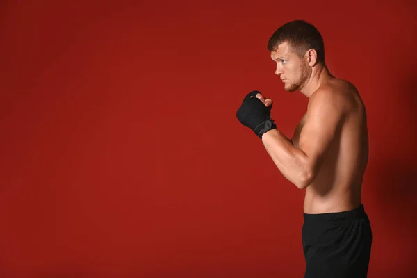 Сильний чоловічий боксер на кольоровому фоні — стокове фото
