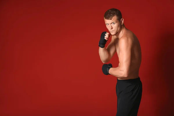 Boxeador masculino fuerte sobre fondo de color — Foto de Stock