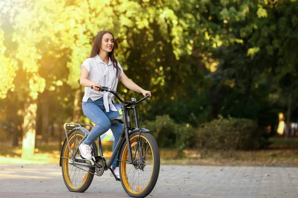 Jeune femme à vélo en plein air — Photo