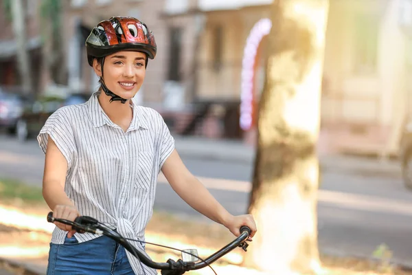Mujer joven montando bicicleta al aire libre —  Fotos de Stock